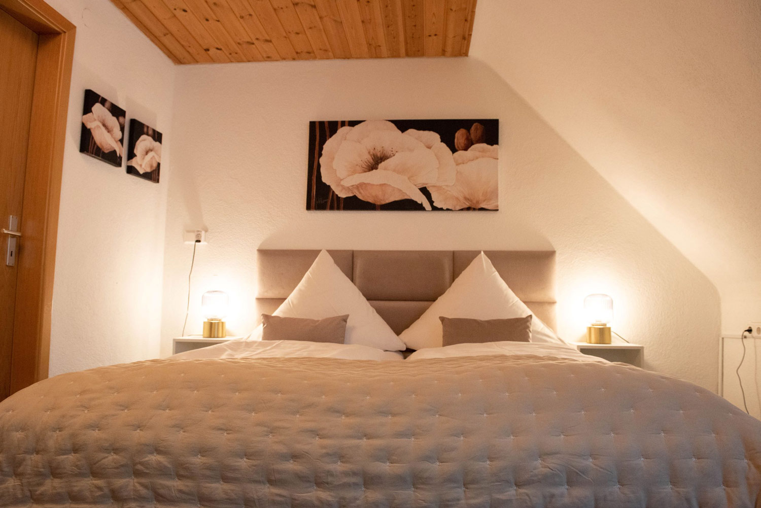 Das schöne kleine Hotel im Allgaeu verzaubert seine Gäste mit einem extravaganten Design und Farben in Lila und Bordeaux.