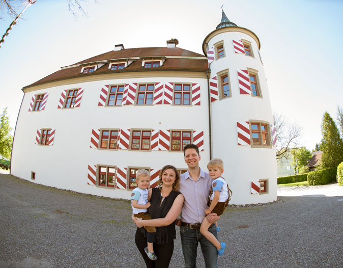 Familie Fischer vor dem alten Schloss in Amtzell